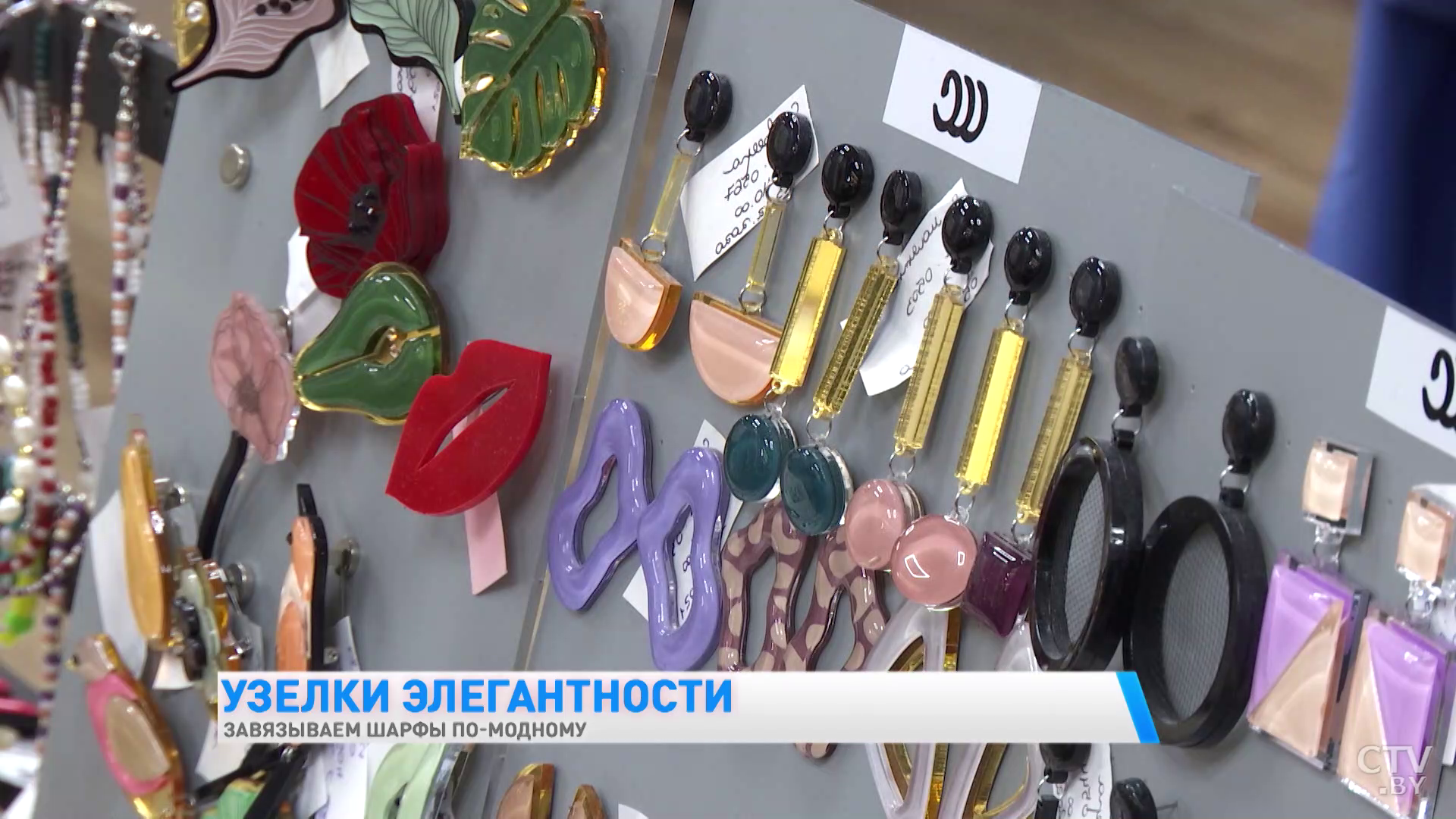 Навыпуск под ремень и в виде капюшона. Стилист показала несколько способов, как завязать шарф-22