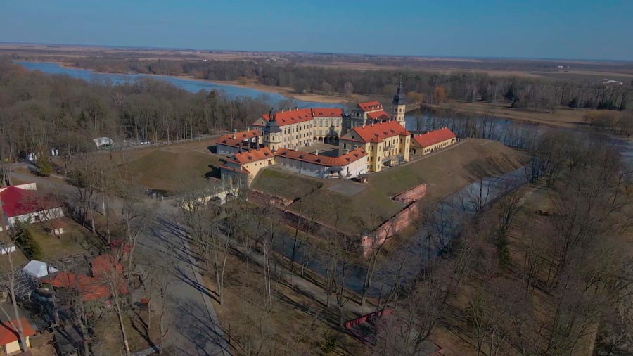 Много золота и 250-летнее дерево. Экскурсия по лучшим залам Несвижского замка 