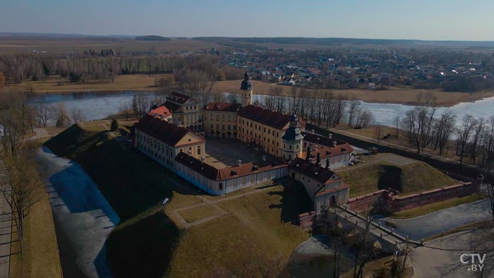 Много золота и 250-летнее дерево. Экскурсия по лучшим залам Несвижского замка -1