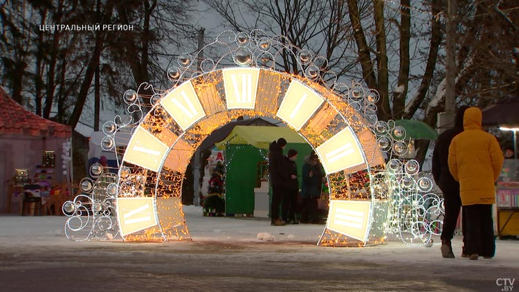 В Несвижском замке создали целый снежный город. Как готовятся к Новому году в Минской области-1