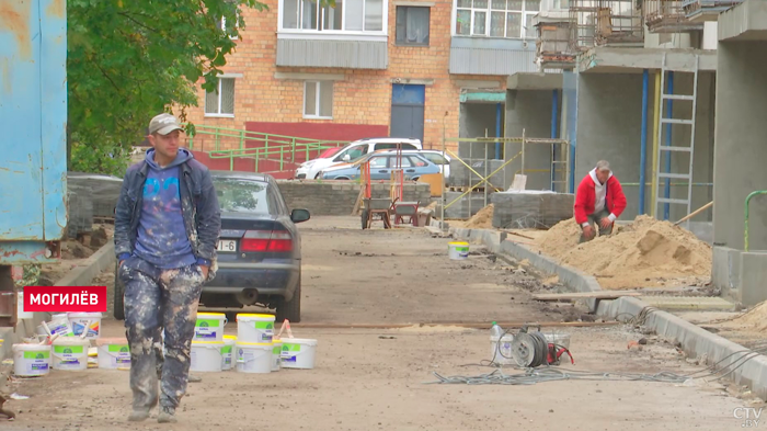 Пенсионерке затопило квартиру во время капремонта. Подрядчик компенсировал обоями и ведром краски-46