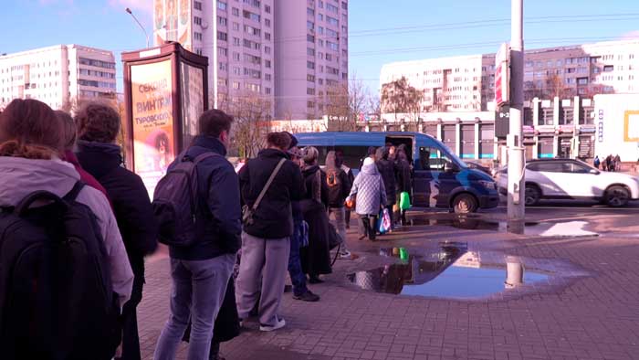 В Беларуси решают проблему с пригородным транспортом! Как будут избавляться от очередей на остановках?