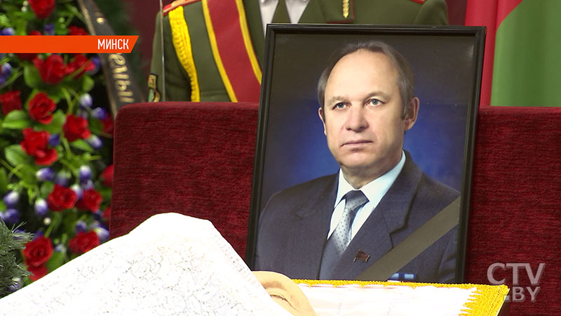 «Он очень любил свою Беларусь». Навсегда в памяти белорусов и страны: с Николаем Дементеем простились в Минске-12