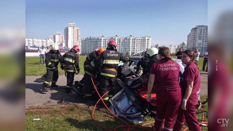 В Минске водитель Nissan уснул за рулём и врезался в столб-4