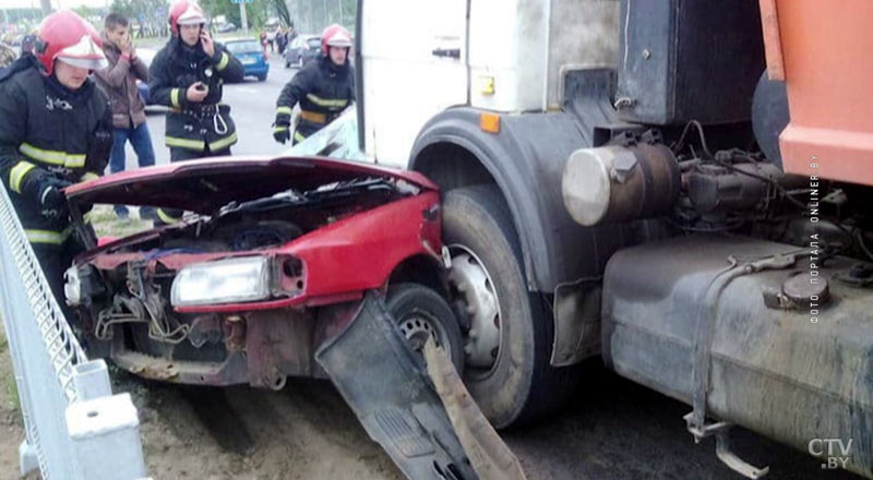 33-летний водитель Nissan погиб. На проспекте в Минске столкнулись самосвал и легковушка-7