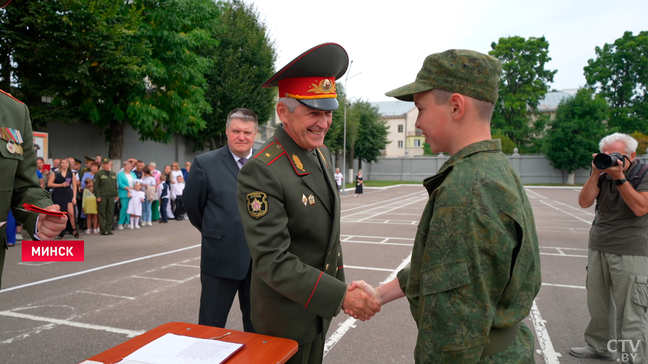 Министр обороны провёл первый урок для учащихся Минского суворовского училища-2