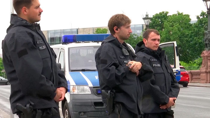 В Германии вооружают полицию электрошокерами для борьбы с нападениями