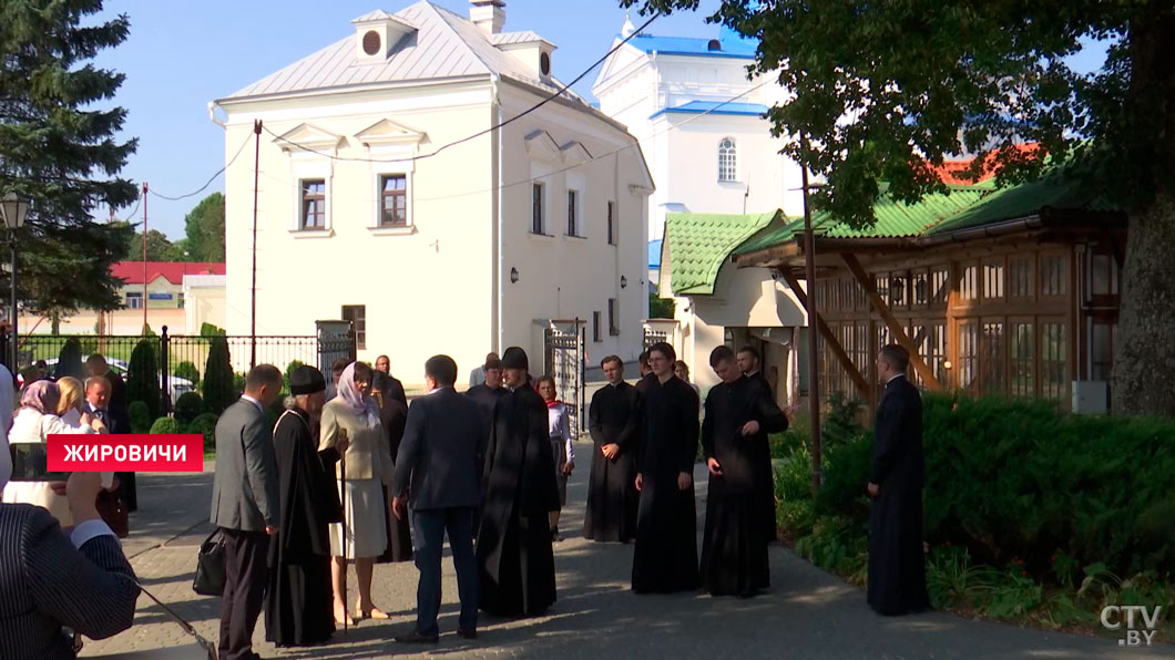 Кочанова ознакомилась с ходом ремонтных работ в главном храме Жировичского монастыря-2