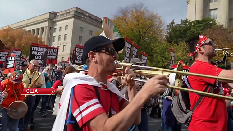 Около тысячи американцев вышли на митинг в Вашингтоне против политики Трампа