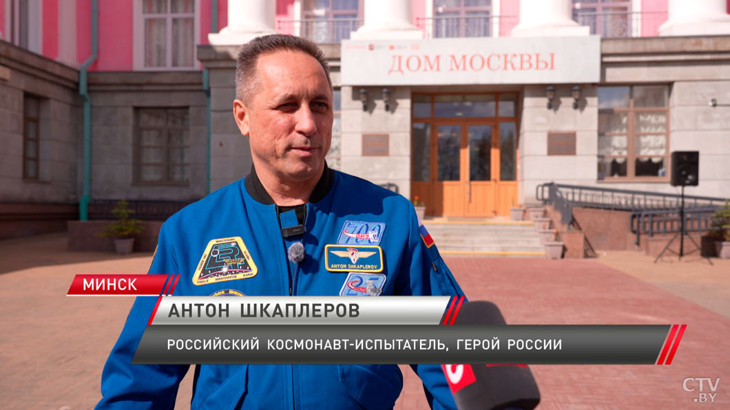 Летчики-космонавты Антон Шкаплеров и Олег Новицкий заложили аллею в Минске-6