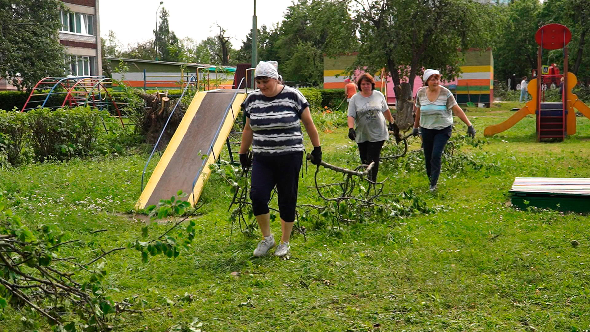 Помогали всей страной. Как прошёл большой городской субботник в Могилёве