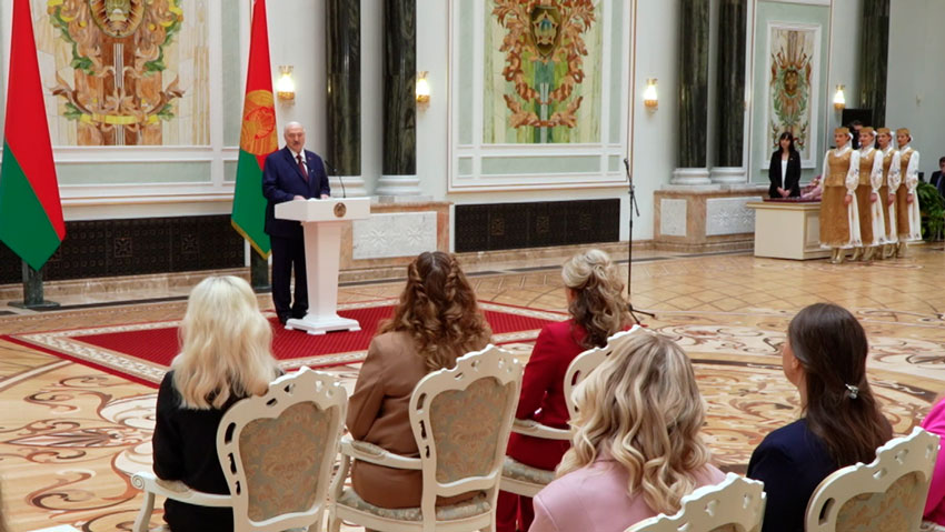«Едины в стремлении сделать нашу страну счастливее». Лукашенко обратился к белорусским женщинам