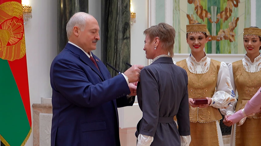 «Мы, мужики, готовы для вас сделать все!» Президент поздравил белорусок с наступающим 8 Марта