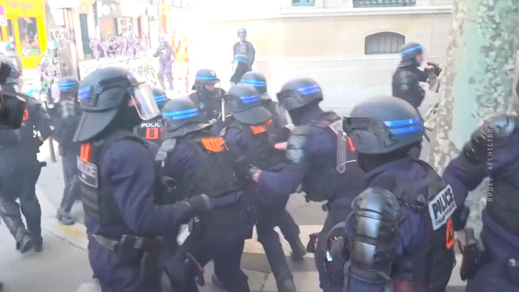 Более 1 млн человек стали участниками акций протеста во Франции