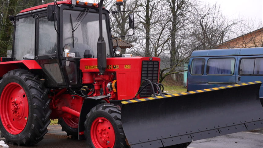 ЖКХ Воложинского района пополнили 4 единицы новой коммунальной техники