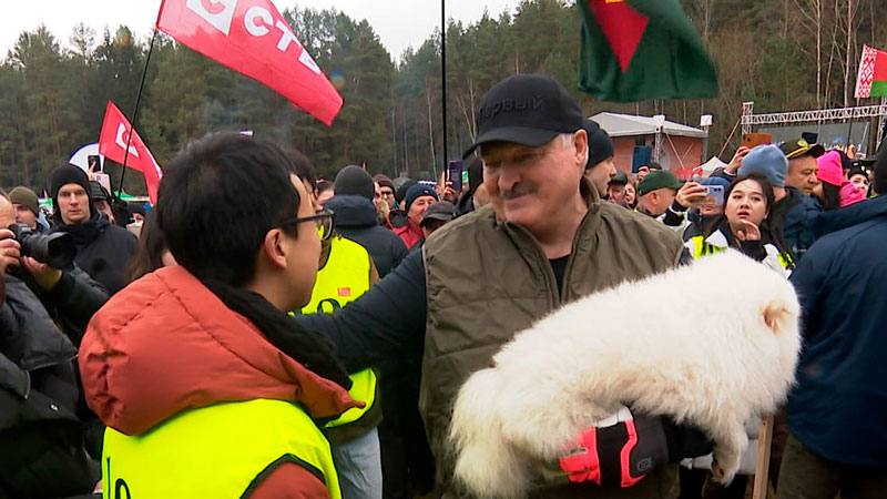 Лукашенко пообщался с участниками чемпионата по колке дров