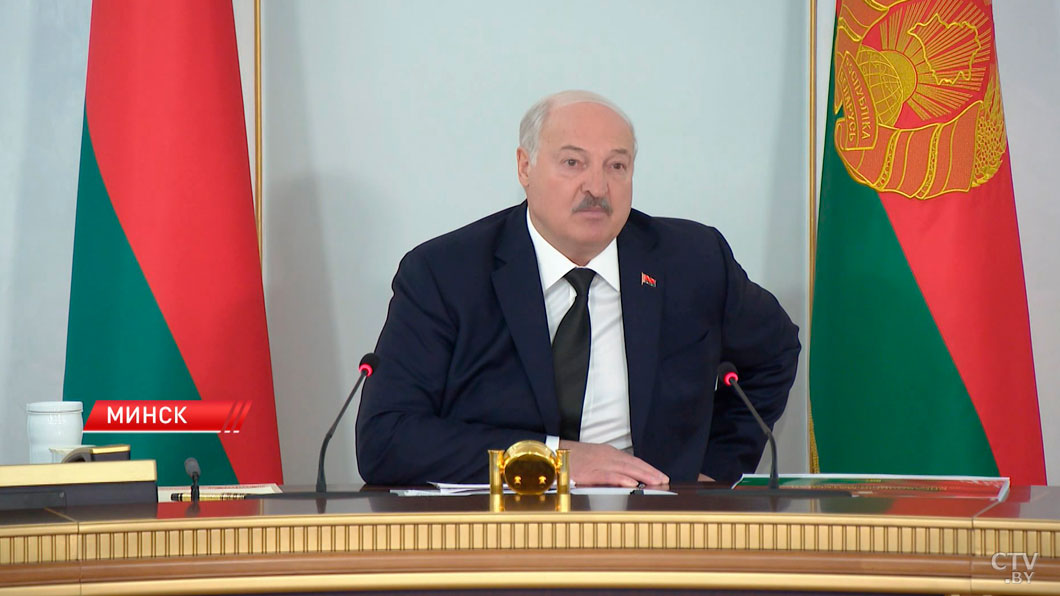 Лукашенко прокомментировал ситуацию с литовскими фурами-4