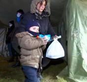 «Ночь под открытым небом – это угроза для жизни». Посмотрите, как и кто помогает в Беларуси беженцам на границе