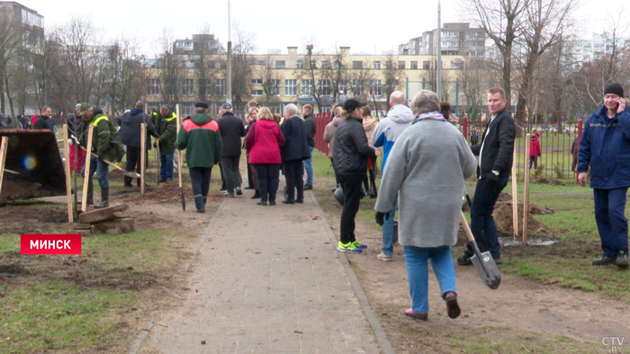 «Это символично». В Советском районе Минска во время субботника появилась аллея «Мира и созидания» -13