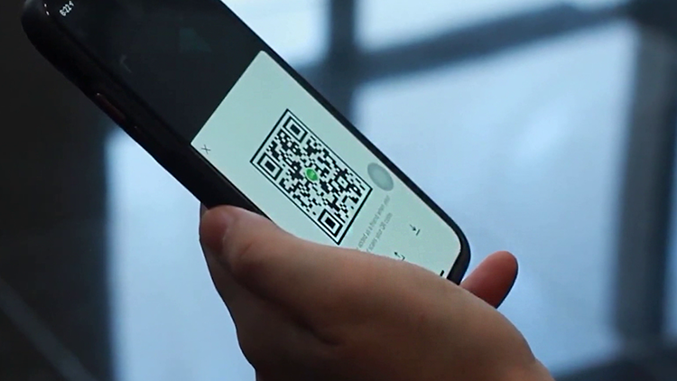 Новая схема у мошенников – сканирование QR-кода. Подробно рассказали, как действуют преступники