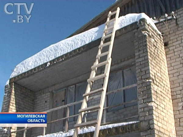 Под Горками снесли дом без ведома жителей-инвалидов. Людям до сих пор не предложили нормальное жилье