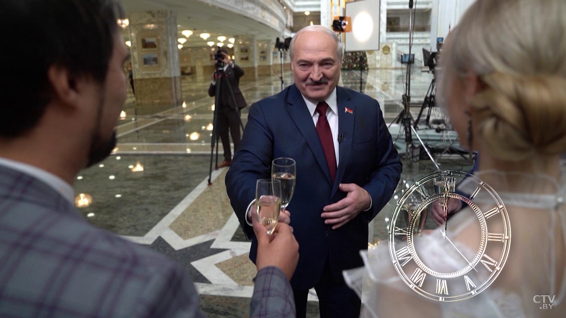 Александр Лукашенко поздравил белорусов с Новым годом-2021: «Мы обязательно создадим Беларусь будущего, и она будет лучше нынешней»-28