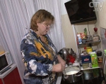 Специальный репортаж СТВ: жительница Новосибирска готовит белорусскую затирку и рассуждает о стране