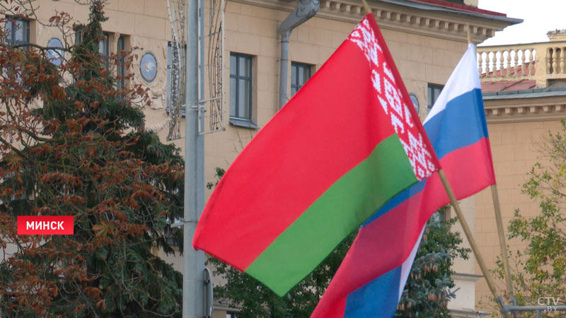 Делегация из Новосибирска возложила цветы к Вечному огню в Минске-4