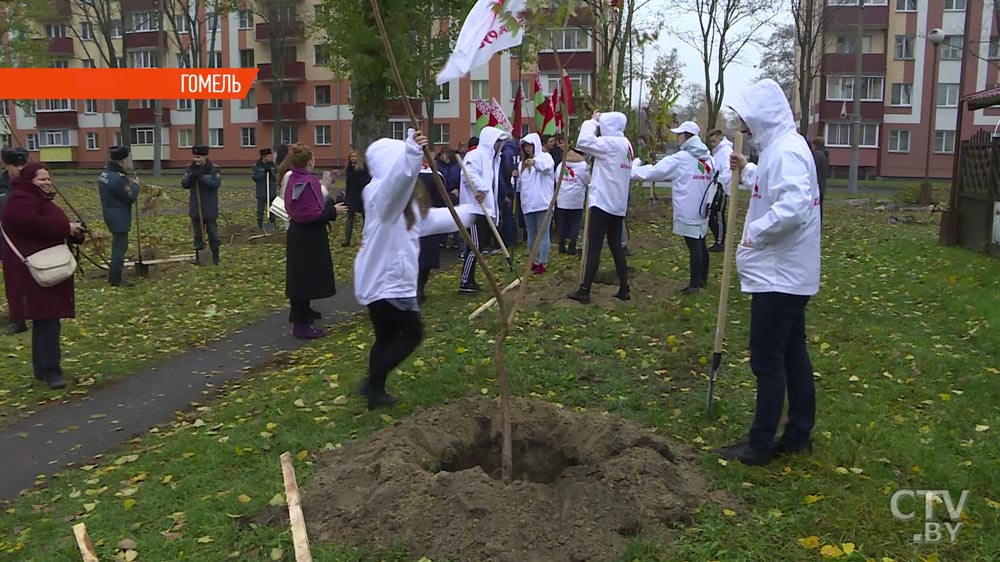 В одном из парков Гомеля  по случаю 100-летия комсомола появилась новая аллея -1