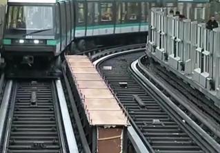 В Париже работники общественного транспорта объявили забастовку 