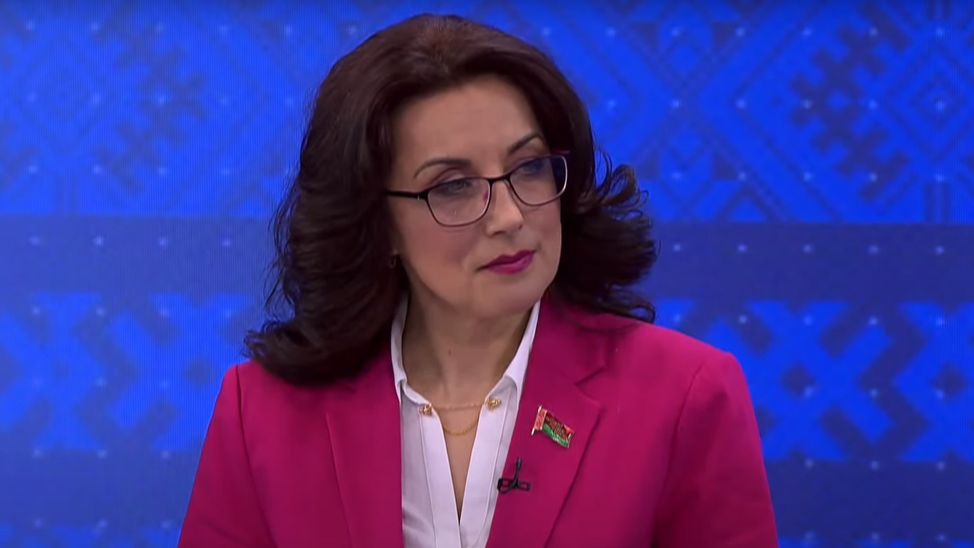 Новую Конституцию приняли, что дальше? Эксперт рассказывает, как она будет внедряться в общество