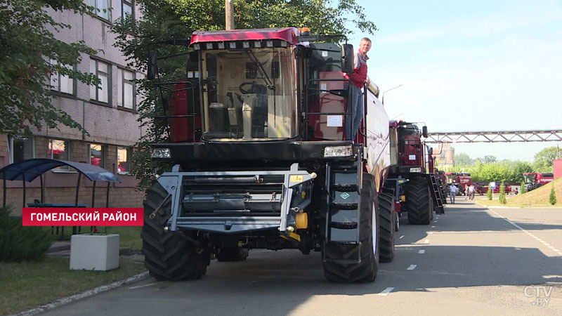 Уходят в поле прямо с конвейера. В Гомельской области на уборочную вышли новые газомоторные комбайны -4