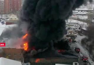 Четыре человека погибли при пожаре на складе автозапчастей в Красноярске
