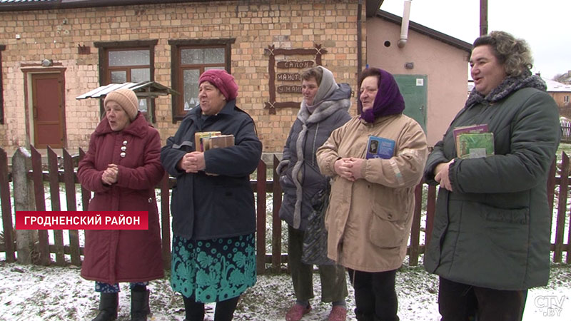 Новогодний библиобус: Дед Мороз и Снегурочка привозят книги в деревни Гродненского района и поздравляют жителей -14