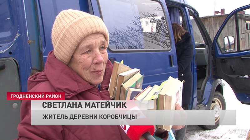 Новогодний библиобус: Дед Мороз и Снегурочка привозят книги в деревни Гродненского района и поздравляют жителей -8