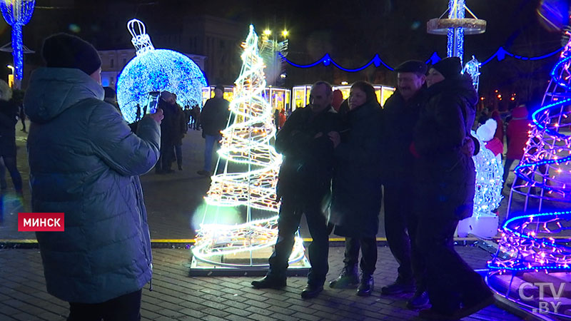 Дискотека на льду, яркое пиротехническое шоу и выступление диджеев. Как в Минске прошла новогодняя ночь-52