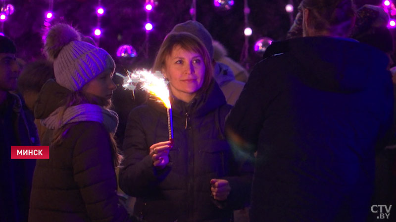 Как минчане встретили Новый год на улицах города: фоторепортаж из праздничной столицы-27