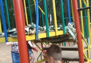 В Полоцке голова девочки застряла между перилами горки 