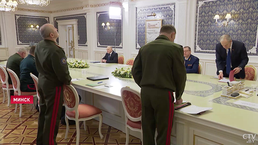 «Я знаю, что никто из вас не спал этой ночью». О чём говорил Лукашенко на совещании с военными?-4