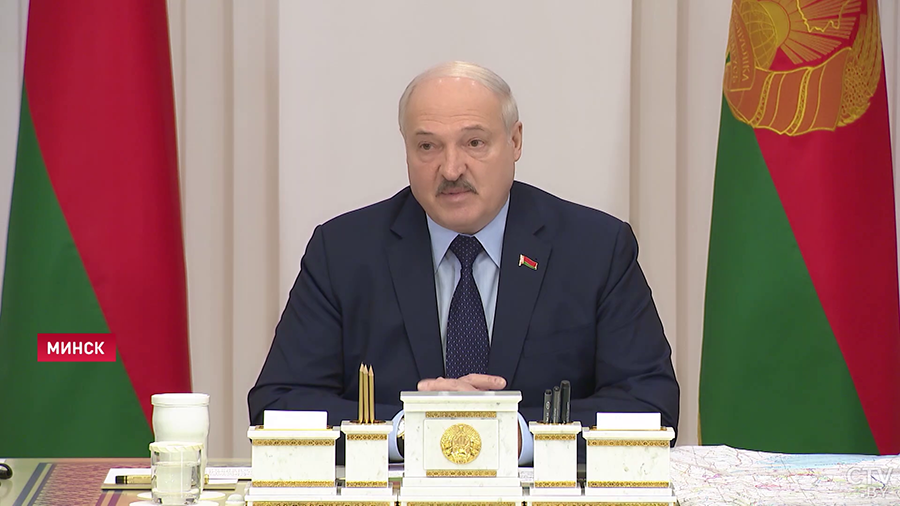 «Я знаю, что никто из вас не спал этой ночью». О чём говорил Лукашенко на совещании с военными?-7