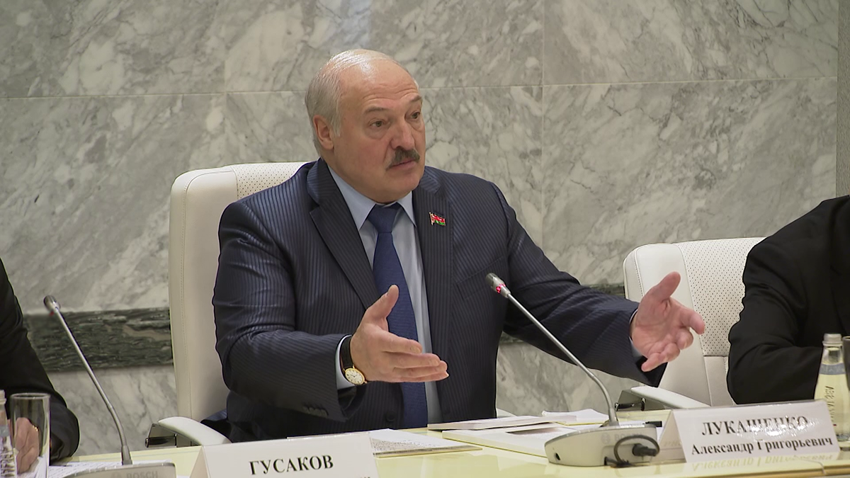 «Никому на колени нас невозможно поставить». Лукашенко о переходе на расчёты в российских рублях