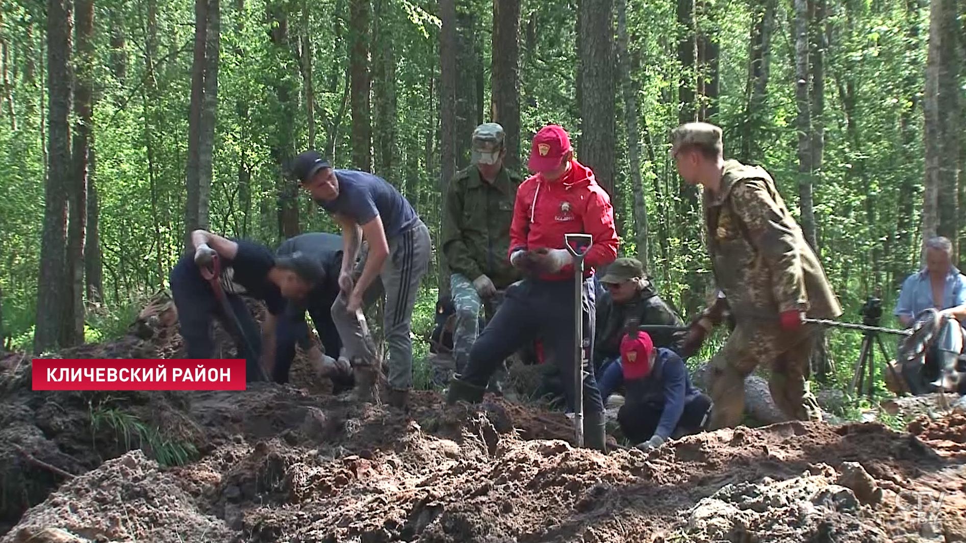 «Мы будем знать, кто здесь погиб»: в Кличевском районе обнаружены обломки бомбардировщика времён ВОВ-1