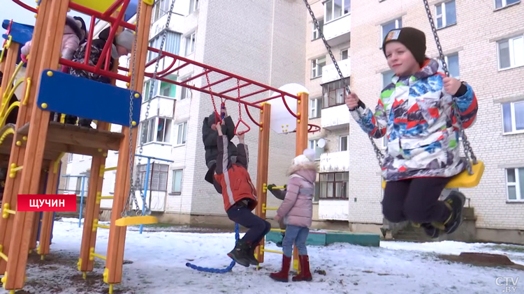 В Щучине не хватало детской площадки – игровой комплекс построили с участием сенатора-1