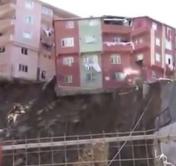 В Стамбуле обрушился 4-этажный жилой дом из-за оползня
