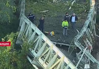 Во Франции подвесной мост обрушился, когда на него въехал грузовик: погиб человек