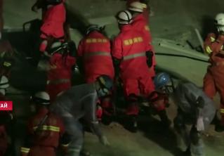 Число жертв карантинного отеля в Фуцзяне выросло до 20 человек, под завалами остаются люди
