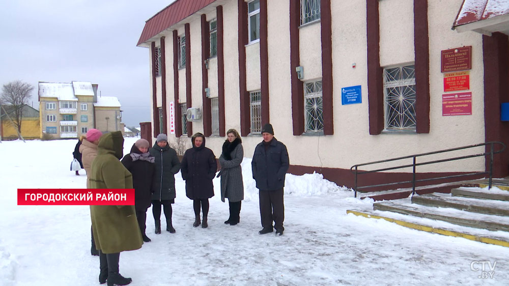 Важно донести простым языком. Как жители агрогородка под Витебском обсуждают проект Конституции?-1