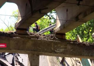 Под Харьковом автомобильный мост упал на ЖД-пути
