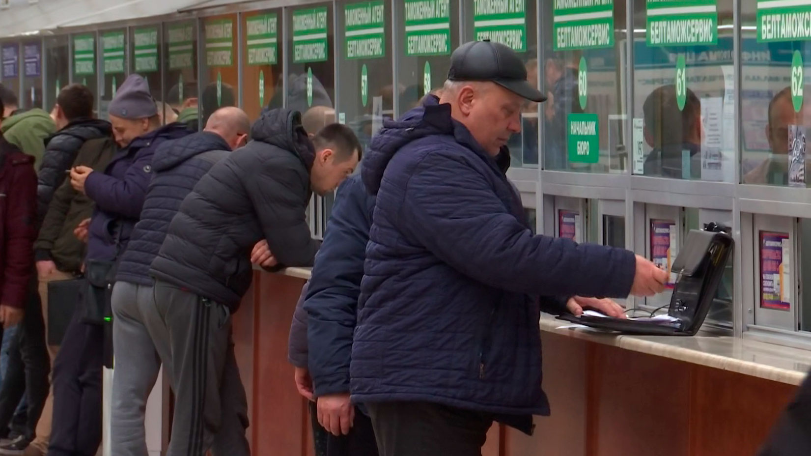 «Казахи бастовать собираются». Отвергнутые Польшей дальнобойщики не скрывают эмоций. Что происходит на границе?