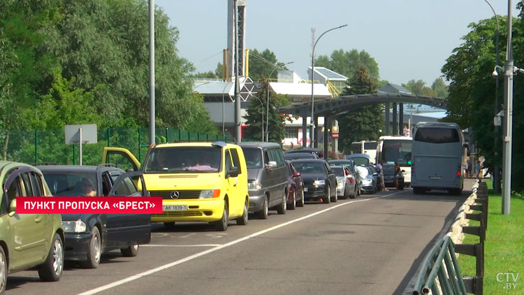 ГПК: очереди легковушек на въезд в Литву и Польшу увеличились в 3 раза за сутки-4